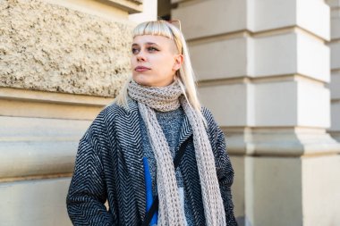 Genç havalı hippi serbest çalışan iş kadını, yeni açılan küçük bir şirketin sahibi pazar temsilcisi, ofis binasının dışında personel toplantısı için bekliyor. Profesyonel mesleği tasarla.