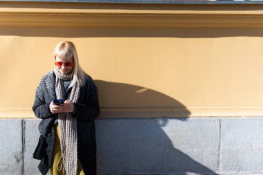 Genç havalı hippi serbest çalışan iş kadını, yeni açılan küçük bir şirketin sahibi pazar temsilcisi, ofis binasının dışında personel toplantısı için bekliyor. Profesyonel mesleği tasarla.