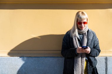 Genç havalı hippi serbest çalışan iş kadını, yeni açılan küçük bir şirketin sahibi pazar temsilcisi, ofis binasının dışında personel toplantısı için bekliyor. Profesyonel mesleği tasarla.