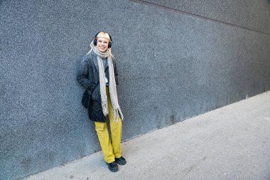 Genç havalı hippi serbest çalışan iş kadını, yeni açılan küçük bir şirketin sahibi pazar temsilcisi, ofis binasının dışında personel toplantısı için bekliyor. Profesyonel mesleği tasarla.