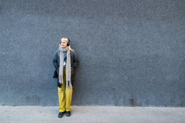 Genç havalı hippi serbest çalışan iş kadını, yeni açılan küçük bir şirketin sahibi pazar temsilcisi, ofis binasının dışında personel toplantısı için bekliyor. Profesyonel mesleği tasarla.