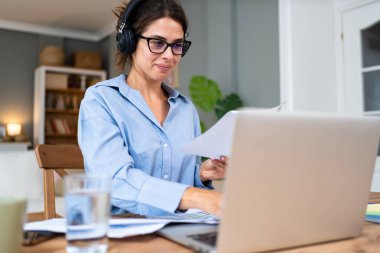 Serbest çalışan genç bir iş kadını, evde oturup finansal araştırma, finans ve ekonomi uzmanı olarak çalışıyor, dizüstü bilgisayarla ilgili tavsiyeler veriyor. Mesleki meslek.