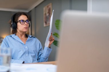 Serbest çalışan genç bir iş kadını, evde oturup finansal araştırma, finans ve ekonomi uzmanı olarak çalışıyor, dizüstü bilgisayarla ilgili tavsiyeler veriyor. Mesleki meslek.