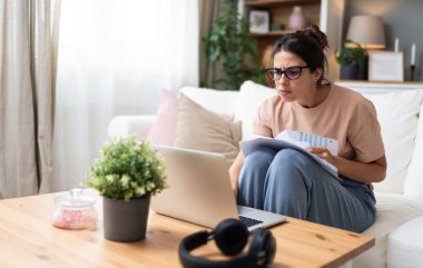 Genç eğitimli bir öğretmen, öğrencilere bilgisayar ve video başında ders veriyor. E-öğrenici, uzaktan eğitimci bayan genç öğrencilere internet eğitimi derslerinde yardım ediyor.