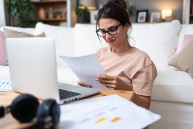 Genç eğitimli bir öğretmen, öğrencilere bilgisayar ve video başında ders veriyor. E-öğrenici, uzaktan eğitimci bayan genç öğrencilere internet eğitimi derslerinde yardım ediyor.