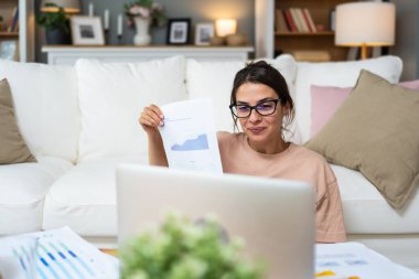 Genç eğitimli bir öğretmen, öğrencilere bilgisayar ve video başında ders veriyor. E-öğrenici, uzaktan eğitimci bayan genç öğrencilere internet eğitimi derslerinde yardım ediyor.