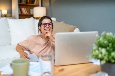 Genç eğitimli bir öğretmen, öğrencilere bilgisayar ve video başında ders veriyor. E-öğrenici, uzaktan eğitimci bayan genç öğrencilere internet eğitimi derslerinde yardım ediyor.