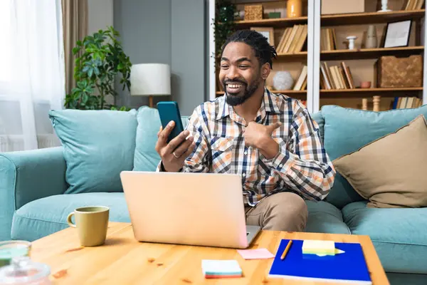 Genç iş adamı, serbest çalışan, gayrimenkul işçisi, müşterilerle online olarak çalışan, apartman teklifleri hakkında konuşan ve tartışan. Başarılı Afrikalı Amerikalı iş adamı konsepti.