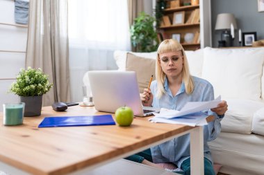 Genç eğitimli bir öğretmen, öğrencilere bilgisayar ve video başında ders veriyor. E-öğrenici, uzaktan eğitimci bayan genç öğrencilere internet eğitimi derslerinde yardım ediyor.