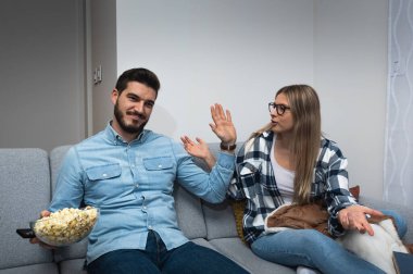 Akşam evde oturan genç çift televizyon programı ve ne izleyecekleri hakkında tartışıyorlar. Erkekler spor ya da aksiyon ister, kadınlar aşk filmi ya da TV şovu ister..