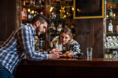 Barmenler, bir garson ve bir garson, bir kafeterya ya ya da konsept restoran açmadan önce barda yalnız otururlar, iş saatleri başlamadan önce, konuşurlar, pazarlık ederler, müşteri beklerler..