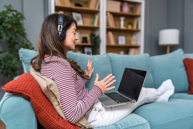 Eski bir aile içi şiddet mağduru olan genç bir kadın evinde bir video görüşmesi yapıyor. Bilgisayardan hayatı nasıl geri kazanacağını ve zehirli ilişkilerden nasıl kurtulacağını anlatıyor..