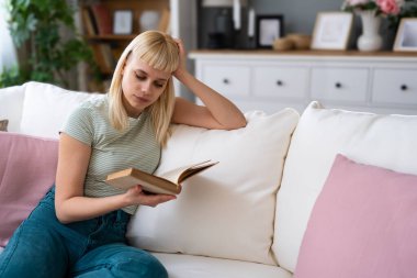 Evde oturup psikoloji kitabı okuyan genç bir kadın stresli bir durumdan sonra kendisi ve akıl sağlığı üzerinde çalışıyor. Kadın, stresten sonra psikoterapistinin tavsiye ettiği kitabı okumuş..