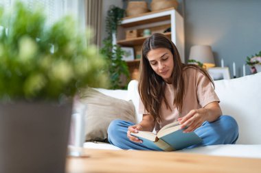 Evde oturup psikoloji kitabı okuyan genç bir kadın stresli bir durumdan sonra kendisi ve akıl sağlığı üzerinde çalışıyor. Kadın, stresten sonra psikoterapistinin tavsiye ettiği kitabı okumuş..