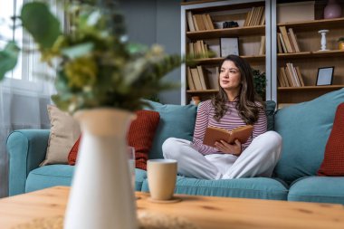 Evde oturup psikoloji kitabı okuyan genç bir kadın stresli bir durumdan sonra kendisi ve akıl sağlığı üzerinde çalışıyor. Kadın, stresten sonra psikoterapistinin tavsiye ettiği kitabı okumuş..
