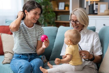Kadın çocuk doktoru, steteskopla rutin kontrol için küçük çocuğu ziyaret ediyor. Ev ziyareti sağlık ve ilaç, pediatrik kadın sağlık çalışanı.