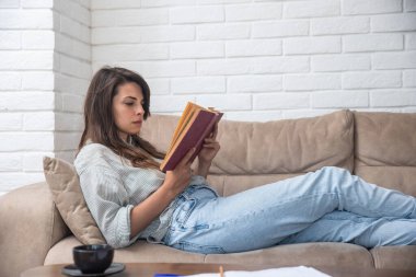 Genç, zeki, yenilikçi mimar iş kadını. Konsantrasyon ve motivasyonla sorunu var. Fikirleri ve yaratıcılığı yok. Yaratıcı serbest mimarlık fakültesi öğrencisi evde oturuyor..