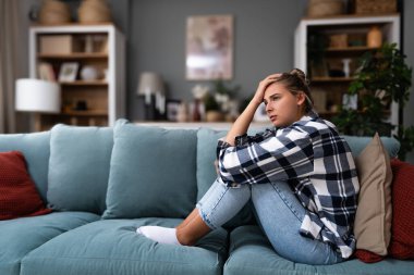 Depresyon ve sosyal endişe. Depresyonda olan genç bir kadın evde yalnız oturuyor. Kötü ruh hali, ilişki sorunları, ayrılık, boşanma. Kadın ruhsal çöküntü yaşıyor..