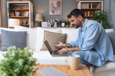 Evde Dizüstü bilgisayar Uzaktan Kumanda İşçisi ile Çalışan Sinirli Genç Serbest Çalışan Kapalı Kapalı Kapılar, Modern Apartmandaki Bilgisayar Arızasıyla Mücadeleci Girişimci.