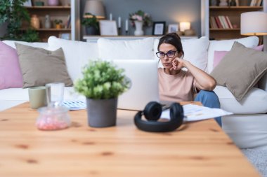 Genç kadın serbest çalışan küçük bir şirket sahibi dizüstü bilgisayarında verilerle vergi iadesi hesaplıyor. İç işlerinde çalışmak, profesyonel meslekte kadın modern teknoloji kullanıcısı..