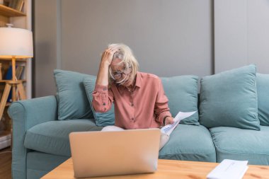 Üst düzey bir kadın, evdeki mali durumları, dijital bankacılık ve ev bütçesi endişelerine karşı duygusal tepkileri kontrol ederken beklenmedik derecede yüksek fatura karşısında şok oldu. E-bankacılık ev finansmanı
