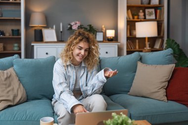 İnternetteki terapi seanslarından sonra psikoterapist doktoruyla görüntülü konuşma yapan genç bir kadın teletıp konuşmalarından sonra iyi ve zihinsel olarak sağlıklı olduğuna seviniyor. Yardımın için teşekkürler.