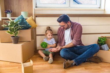 Bekar bir baba, genç kızıyla yeni dairesinde yeni bir başlangıç yapar. Kalp kırıklığı, zorla boşaltma ve duygusal karmaşa, sevgi ve dayanıklılıkta güç bulduktan sonra..