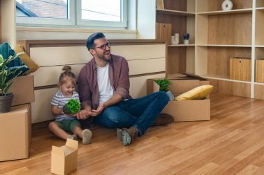 Bekar bir baba, genç kızıyla yeni dairesinde yeni bir başlangıç yapar. Kalp kırıklığı, zorla boşaltma ve duygusal karmaşa, sevgi ve dayanıklılıkta güç bulduktan sonra..