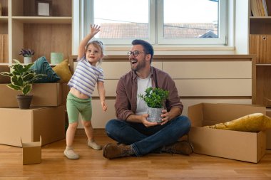 Bekar bir baba, genç kızıyla yeni dairesinde yeni bir başlangıç yapar. Kalp kırıklığı, zorla boşaltma ve duygusal karmaşa, sevgi ve dayanıklılıkta güç bulduktan sonra..