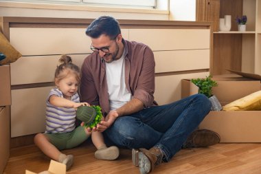 Bekar bir baba, genç kızıyla yeni dairesinde yeni bir başlangıç yapar. Kalp kırıklığı, zorla boşaltma ve duygusal karmaşa, sevgi ve dayanıklılıkta güç bulduktan sonra..