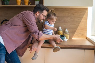 Bekar baba ve genç kızı, sıcak mutfaklarında keyifli bir sabah anlarını paylaşıyor. Yulaf ezmeli kahvaltı hazırlarken birlikte gülüyorlar. Sıcaklık, ilgi ve günlük aşkla kaynaşıyorlar..