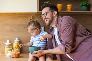 Bekar baba ve genç kızı, sıcak mutfaklarında keyifli bir sabah anlarını paylaşıyor. Yulaf ezmeli kahvaltı hazırlarken birlikte gülüyorlar. Sıcaklık, ilgi ve günlük aşkla kaynaşıyorlar..
