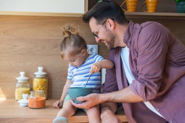 Bekar baba ve genç kızı, sıcak mutfaklarında keyifli bir sabah anlarını paylaşıyor. Yulaf ezmeli kahvaltı hazırlarken birlikte gülüyorlar. Sıcaklık, ilgi ve günlük aşkla kaynaşıyorlar..