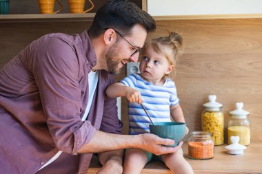 Bekar baba ve genç kızı, sıcak mutfaklarında keyifli bir sabah anlarını paylaşıyor. Yulaf ezmeli kahvaltı hazırlarken birlikte gülüyorlar. Sıcaklık, ilgi ve günlük aşkla kaynaşıyorlar..