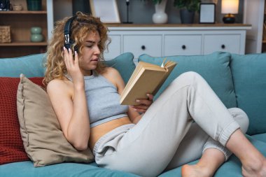 Evdeki rahat koltukta kitap okurken huzurlu yalnızlığın tadını çıkaran genç bir kadın. Günlük kıyafetlerle rahatlıyor, gerçeklerden kaçıyor, öğreniyor, hayal kuruyor ve sessiz anlarda huzur buluyor.