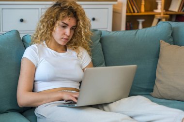 Tercüman olarak yaşamanın kirasını ve masraflarını ödemek için çalışan genç bir üniversite öğrencisi. Evdeki kanepede oturan bir kadın dizüstü bilgisayarında mesaj çeviriyor. Çevrimiçi ileti yazan kadın.