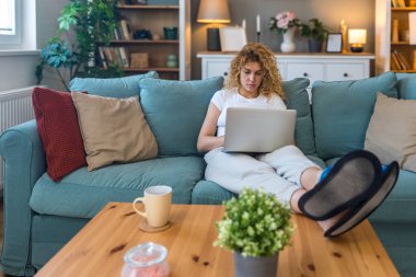 Tercüman olarak yaşamanın kirasını ve masraflarını ödemek için çalışan genç bir üniversite öğrencisi. Evdeki kanepede oturan bir kadın dizüstü bilgisayarında mesaj çeviriyor. Çevrimiçi ileti yazan kadın.