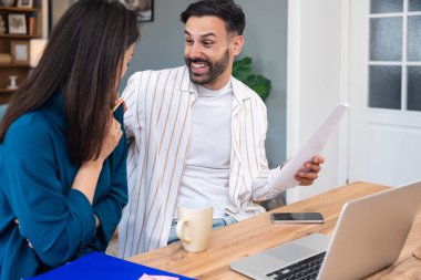 Finans ve ekonomi. Genç bir çift, küçük işletme sahipleri, yerel ofiste çalışıyorlar, sunum ve çevrimiçi koçluk için video çağrısı hazırlıyorlar. E-ticaret adamı ve kadın profesyonel mesleği