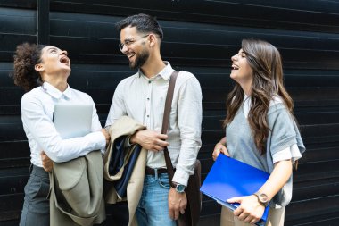 Ofis binası dışında kendine güvenen iş adamları şirket toplantısına hazırlanıyor. Karizmatik motivasyon konuşmacıları şirket çalışanlarına ilham verici bir sunum yapmaya hazır..