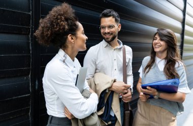 Ofis binası dışında kendine güvenen iş adamları şirket toplantısına hazırlanıyor. Karizmatik motivasyon konuşmacıları şirket çalışanlarına ilham verici bir sunum yapmaya hazır..