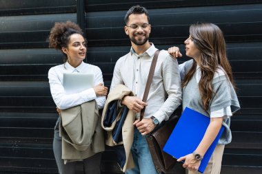 Ofis binası dışında kendine güvenen iş adamları şirket toplantısına hazırlanıyor. Karizmatik motivasyon konuşmacıları şirket çalışanlarına ilham verici bir sunum yapmaya hazır..
