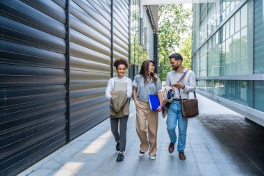Ofis binası dışında kendine güvenen iş adamları şirket toplantısına hazırlanıyor. Karizmatik motivasyon konuşmacıları şirket çalışanlarına ilham verici bir sunum yapmaya hazır..