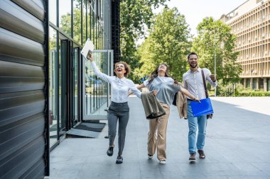 Ofis binası dışında kendine güvenen iş adamları şirket toplantısına hazırlanıyor. Karizmatik motivasyon konuşmacıları şirket çalışanlarına ilham verici bir sunum yapmaya hazır..