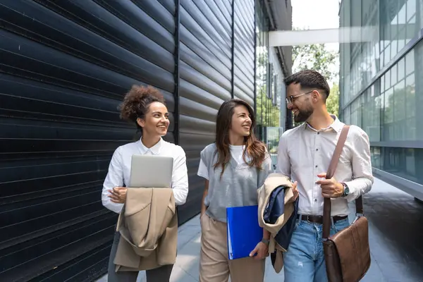 Ofis binası dışında kendine güvenen iş adamları şirket toplantısına hazırlanıyor. Karizmatik motivasyon konuşmacıları şirket çalışanlarına ilham verici bir sunum yapmaya hazır..