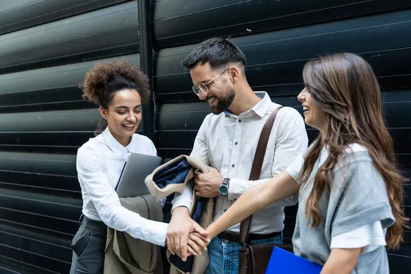 Ofis binası dışında kendine güvenen iş adamları şirket toplantısına hazırlanıyor. Karizmatik motivasyon konuşmacıları şirket çalışanlarına ilham verici bir sunum yapmaya hazır..