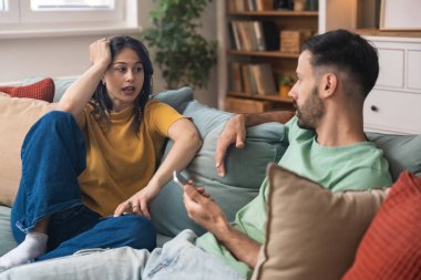 Basit yaşam, birkaç hedef. Genç bir adam ve kadın, yeni evliler. Yeni evlerinde kanepede oturup sarılıyorlar. Çalışırken yorucu bir günün ardından birbirine aşık çiftler hafta sonu aktivitelerinin keyfini çıkarıyorlar..