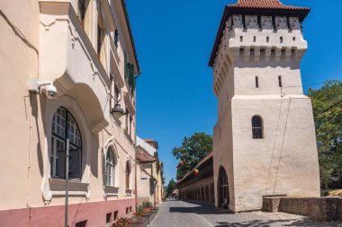 - Dört. Temmuz 2025. Sibiu, Romanya. Romanya 'nın Sibiu kentinin ortaçağ sokakları ve renkli mimarisi. Transilvanya 'da tarihi seyahat, yaz yolculuğu kültür, cazibe ve keşif. Yazı