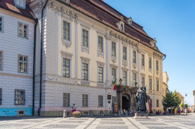 - Dört. Temmuz 2025. Sibiu, Romanya. Romanya 'nın Sibiu kentinin ortaçağ sokakları ve renkli mimarisi. Transilvanya 'da tarihi seyahat, yaz yolculuğu kültür, cazibe ve keşif. Yazı