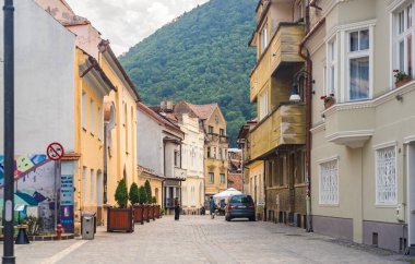 07 numara. Temmuz 2025. Brasov, Romanya. Romanya 'nın Brasov kentindeki cadde ve tarihi binaların manzarası. Transilvanya 'daki Romen kasabasının tarihi ve halkı. Yazı