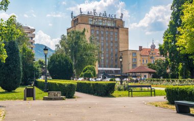 07 numara. Temmuz 2025. Brasov, Romanya. Romanya 'nın Brasov kentindeki cadde ve tarihi binaların manzarası. Transilvanya 'daki Romen kasabasının tarihi ve halkı. Yazı